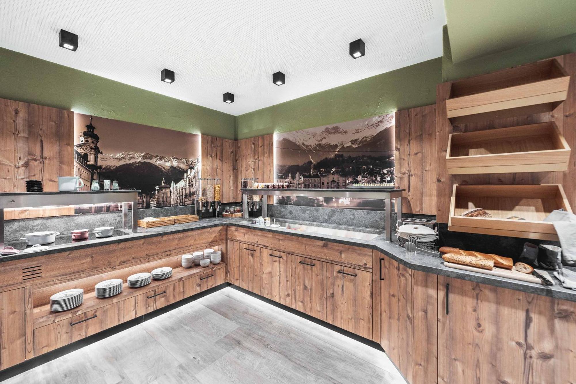 Binders Budget City-Mountain Hotel Innsbruck Buitenkant foto